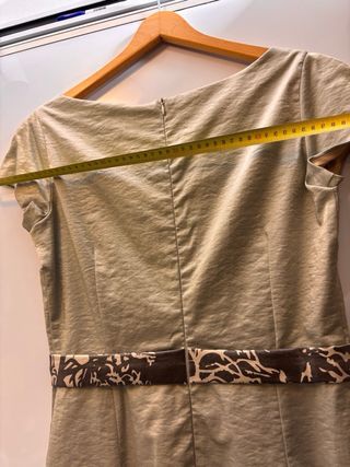 Vestido elegante dorado con cinturón estampado