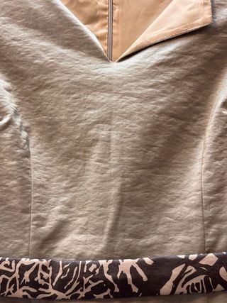 Vestido elegante dorado con cinturón estampado