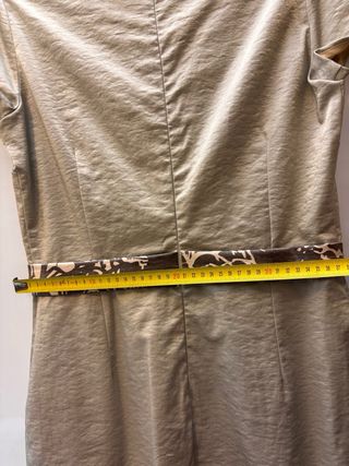 Vestido elegante dorado con cinturón estampado