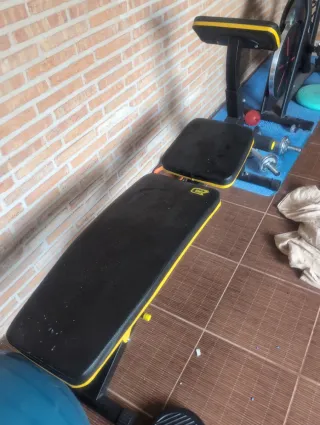 Banco de abdominales y pesas