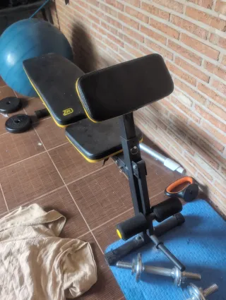 Banco de abdominales y pesas