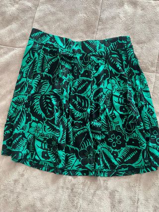 Falda verde y negra con estampado floral