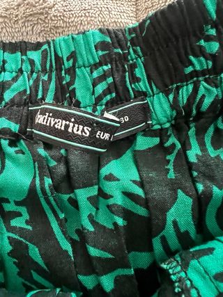 Falda verde y negra con estampado floral