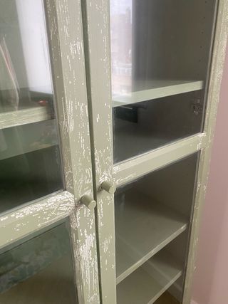 Vitrina efecto vintage verde y blanco