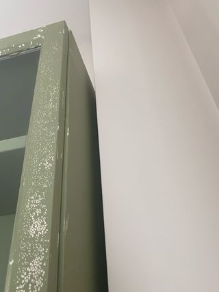 Vitrina efecto vintage verde y blanco