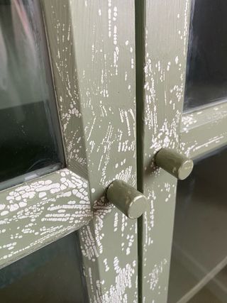 Vitrina efecto vintage verde y blanco