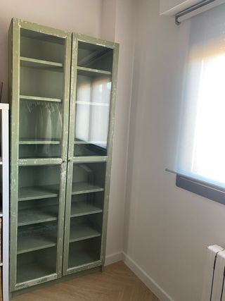 Vitrina efecto vintage verde y blanco