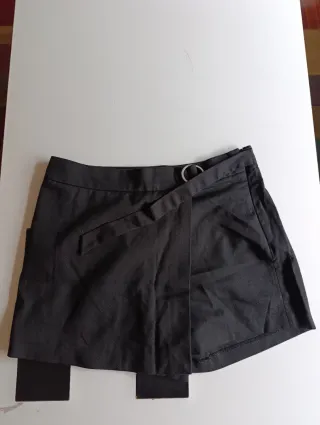 Falda pantalón negra con cinturón