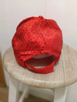 Gorra roja de lentejuelas