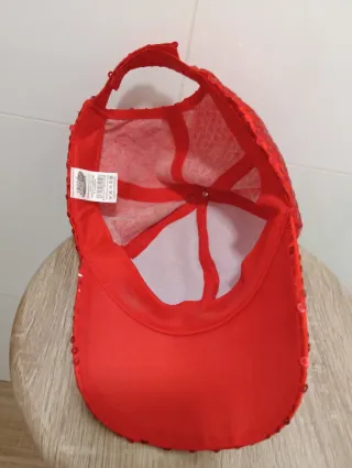 Gorra roja de lentejuelas