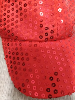 Gorra roja de lentejuelas