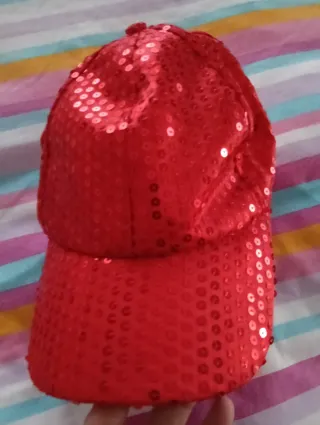 Gorra roja de lentejuelas