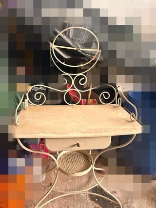 Tocador antiguo metal