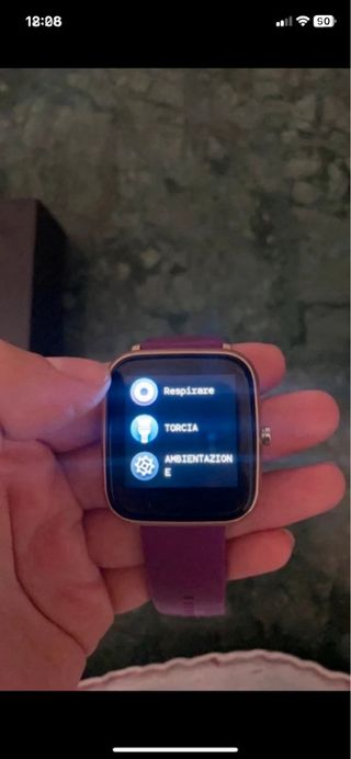 Smartwatch con cinturino viola