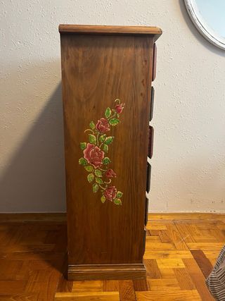 Cajonera alta de madera con flores pintadas