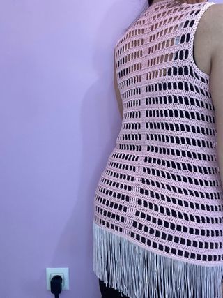 Chaleco rosa de crochet con flecos