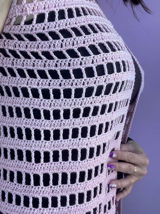 Chaleco rosa de crochet con flecos