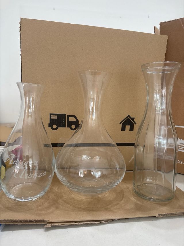 3 caraffe in vetro trasparente