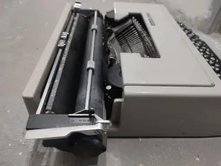 Máquina de escribir Olivetti Dora