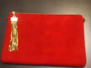 Cartera de mano roja con detalle dorado