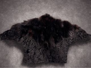 Abrigo de piel negro y marrón