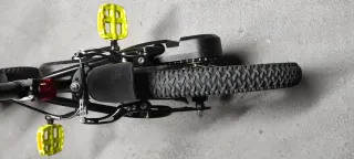 Bicicleta infantil Btwin negra y amarilla