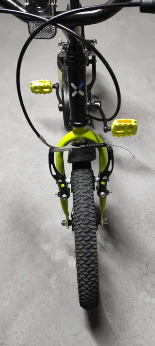 Bicicleta infantil Btwin negra y amarilla