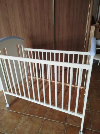 Cuna de bebé blanca con jirafa