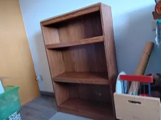 Estantería de madera marrón