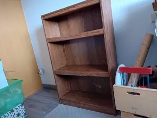 Estantería de madera marrón