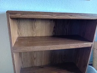 Estantería de madera marrón