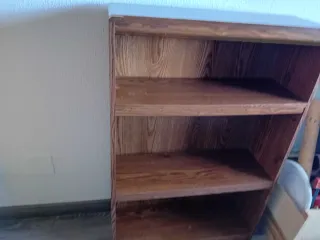 Estantería de madera marrón