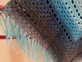 Poncho tejido con flecos