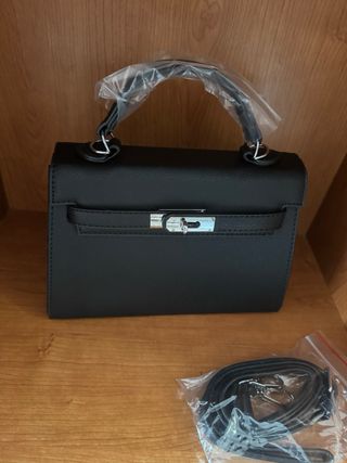 Bolso negro.