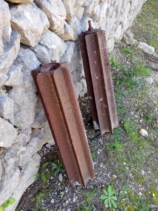 2 piezas de hierro y 2 de piedra