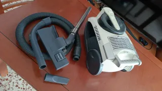 Aspiradora 2000W con accesorios