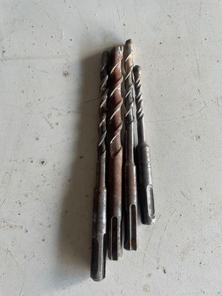 Taladro percutor con maletín y brocas