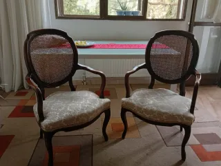 Sillas antiguas de madera y rejilla( la pareja)