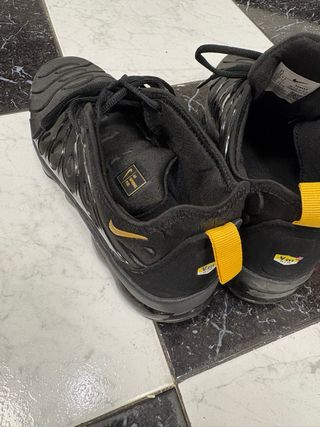 Nike Air VaporMax Plus Negro Dorado