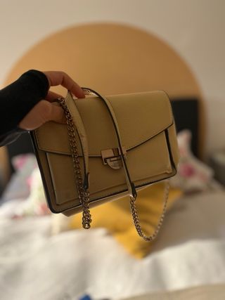 Bolso negro con cadena