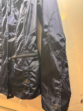 Cazadora tipo gabardina azul marina