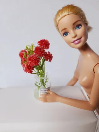 fiori rossi in vaso di vetro per Barbie