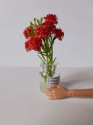 fiori rossi in vaso di vetro per Barbie