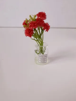 fiori rossi in vaso di vetro per Barbie