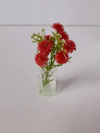 fiori rossi in vaso di vetro per Barbie