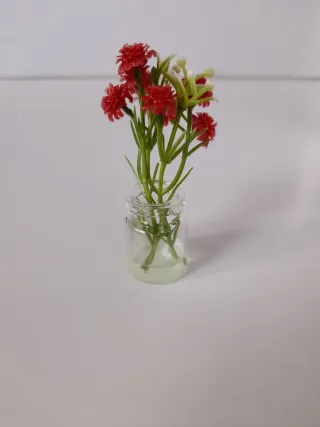 fiori rossi in vaso di vetro per Barbie