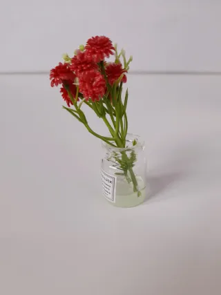fiori rossi in vaso di vetro per Barbie