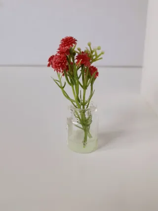 fiori rossi in vaso di vetro per Barbie