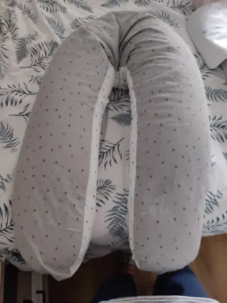 Cojín de embarazo gris con estrellas