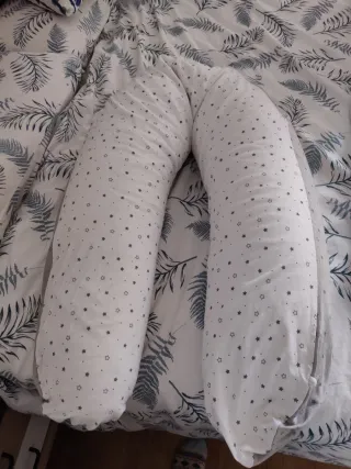 Cojín de embarazo gris con estrellas